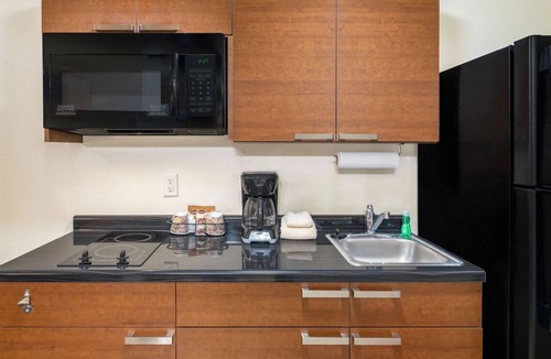 North Las Vegas House | 2 Perfect Vegas Getaway with Kitchen Access Units, Close to CSN Planetarium!