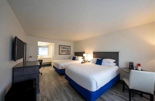 Fort Walton Beach Hotel | 2 Tropical Rooms Near Fort Walton Beach Park! Outdoor Pool Access!