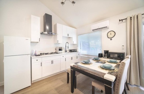 Walnut Apartment | 2 TVs - Vaulted Ceiling - Private Kitchen & Entrance