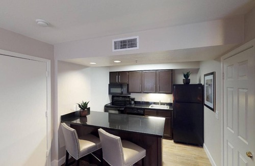 Brea Hotel | 2 Units: Suite w/Full Kitchen: 2.7 Mi to Hiking at Craig Regional Park