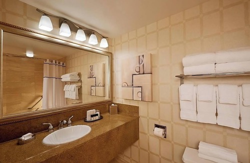 Downtown Las Vegas Hotel | 2 x Carson Tower - Deluxe King Room at Golden Nugget Las Vegas