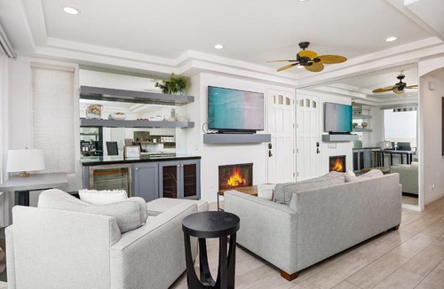 Balboa Peninsula Apartment | 204 E Oceanfront