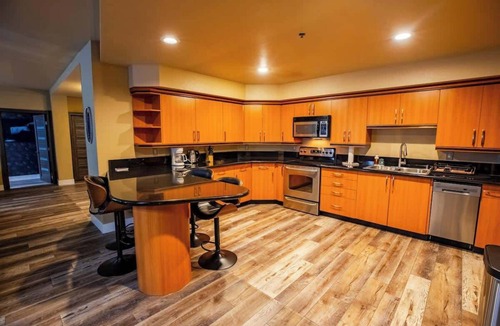 Las Vegas Hotel | 2100 SqFt Penthouse Suite : Strip Views! POOL GYM