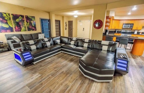Las Vegas Hotel | 2100 SqFt Penthouse Suite : Strip Views! POOL GYM