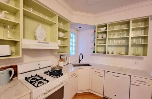 West Lakeview Apartment | 2BD/1 BA with summer patio in quiet Roscoe Village