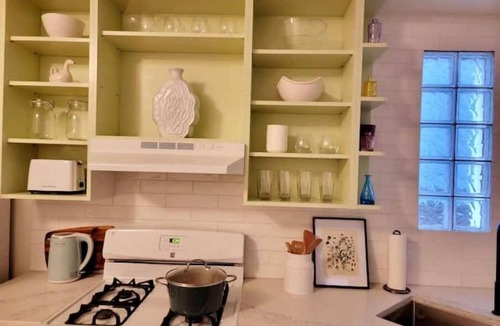 West Lakeview Apartment | 2BD/1 BA with summer patio in quiet Roscoe Village