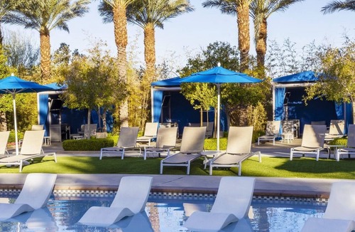 Las Vegas Condo | 2BD/Vegas - Full Kitchen, Washer/Dryer, and Private Living Room!