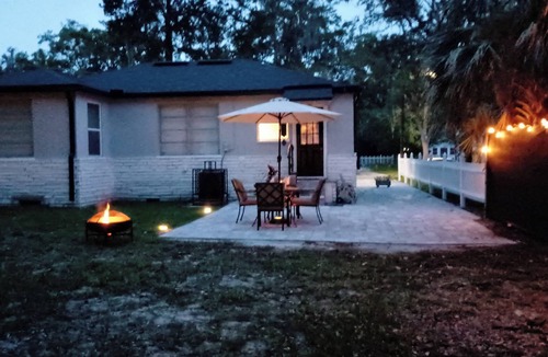 Brentwood House | 2BR/1BA w/Backyard near Jax Zoo - Welcome, Train Enthusiasts!
