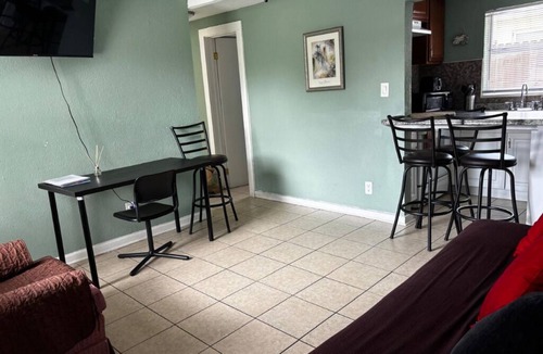 Park East Apartment | 2BR Downtown Sarasota Florida Vacation Rental, Pet-Friendly Close to Lido-Siesta
