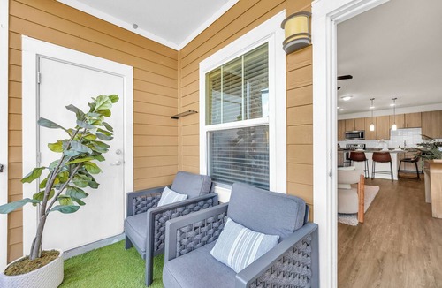 Northside Apartment | 2BR Family Suite - GAMES! Pet-Friendly! POOL!