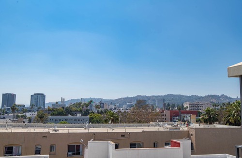 Hollywood Apartment | 2BR Hollywood Apt w/Rooftop Pool & Stunning Views