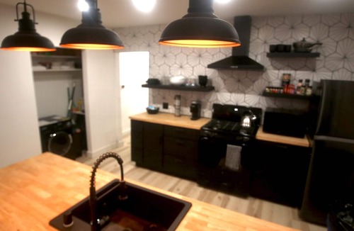 Hollywood House | 2BR Lit & Spacious Across from Netflix