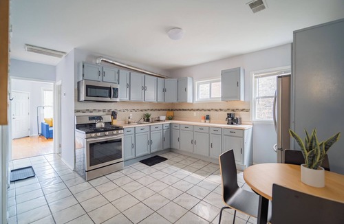 Logan Square Apartment | 2F - ❤️ Lowest Rates! Fun & Stylish 3BR in Logan Square