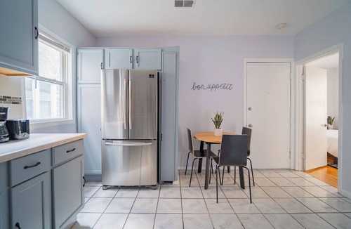 Logan Square Apartment | 2F - ❤️ Lowest Rates! Fun & Stylish 3BR in Logan Square