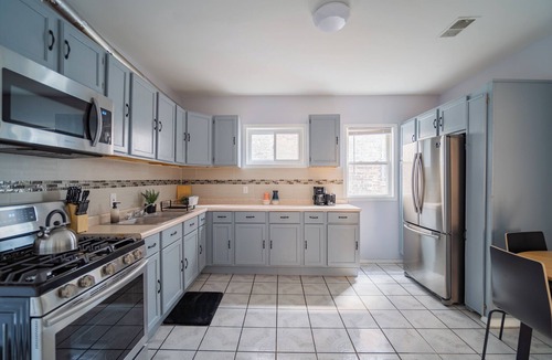 Logan Square Apartment | 2F - ❤️ Lowest Rates! Fun & Stylish 3BR in Logan Square