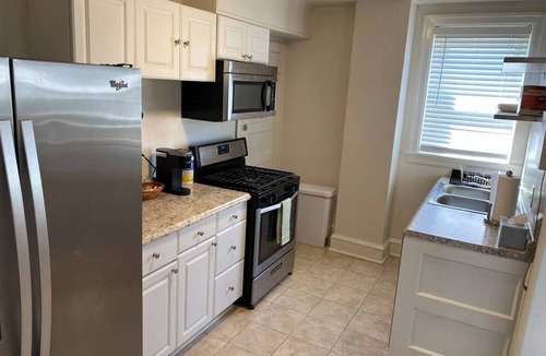 Bryn Mawr Apartment | 2mins DT/Patio+Parking/50” Roku TV/400 Mbps