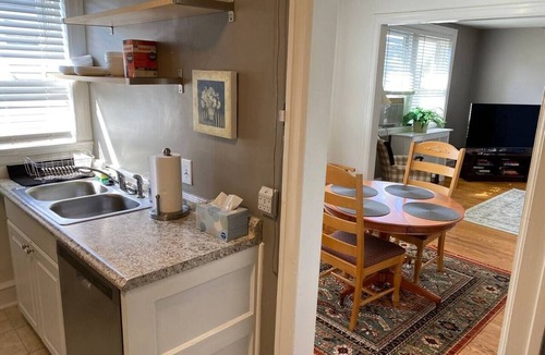 Bryn Mawr Apartment | 2mins DT/Patio+Parking/50” Roku TV/400 Mbps