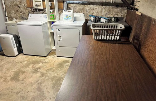 Bryn Mawr Apartment | 2mins DT/Patio+Parking/50” Roku TV/400 Mbps