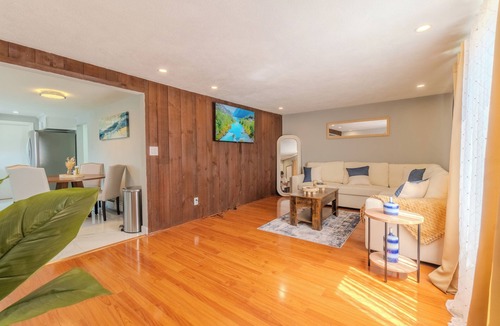 South Medford Apartment | 3 Bd/1Bath/Nearby Tufts/Free Parking