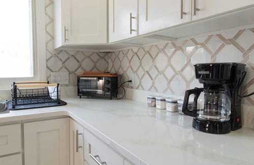 South Medford Apartment | 3 Bd/1Bath/Nearby Tufts/Free Parking