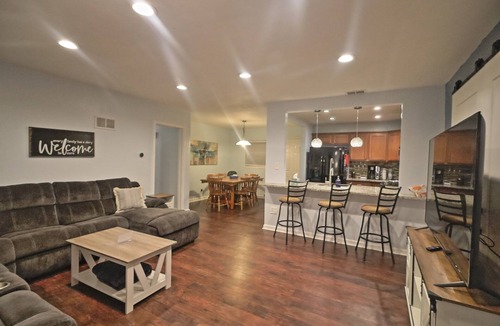 Arlington House | 3 Bdrm 2 Bath Pool home close to everything