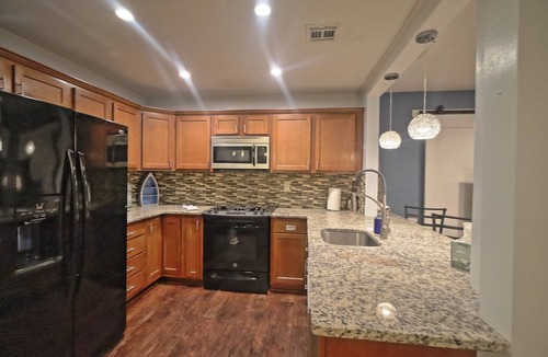 Arlington House | 3 Bdrm 2 Bath Pool home close to everything
