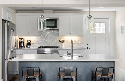 Winter Hill Condo | 3 Bed Moreland St · Stunning 3+BD Under 10 mins to BOS w/parking & W/D