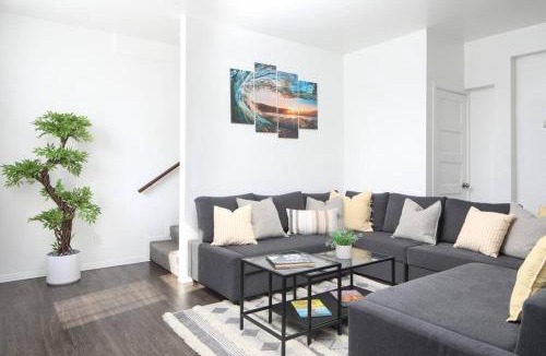 Golden Hill House | 3 Bedroom 2 Bath House with Parking - 10 Guests