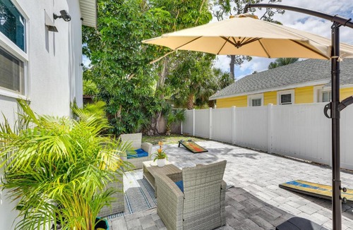Indian Beach Sapphire Shores Apartment | 3 Blocks to the Coast! Cozy Sarasota Retreat
