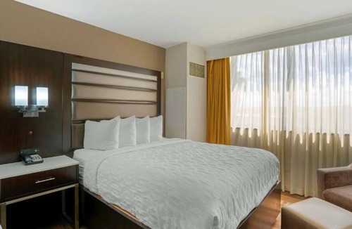 Baymeadows House | 3 Convenient Units! Onsite Pool, Parking, Breakfast, Near Orlando's Theme Parks