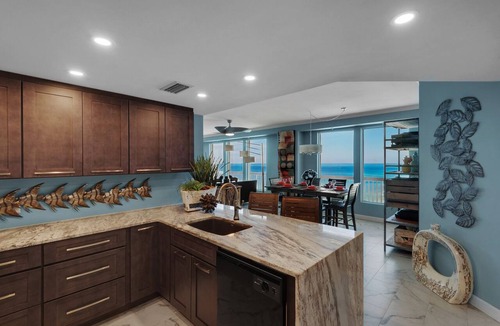 Lower Grand Lagoon Condo | 3-D Tour~PENTHOUSE~Panoramic Views~Windows on 3 sides~2 KING beds
