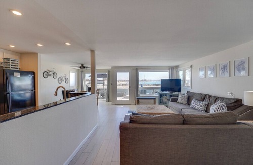 Central Mission Beach House | 3 Levels Of Bay Views! Steps to Sand!