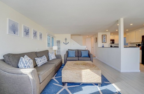 Central Mission Beach House | 3 Levels Of Bay Views! Steps to Sand!