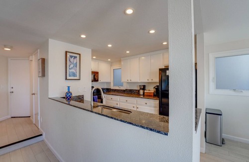 Central Mission Beach House | 3 Levels Of Bay Views! Steps to Sand!