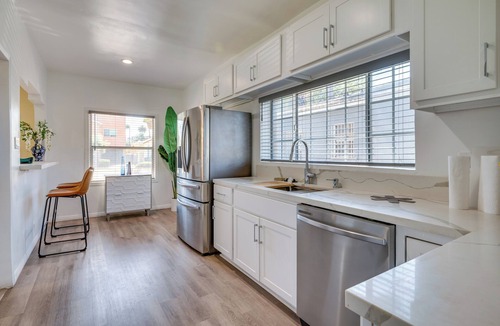 Crenshaw Apartment | 3 Mi to USC, 6 Mi to SoFi Stadium! Modern LA Apt