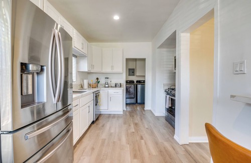Crenshaw Apartment | 3 Mi to USC, 6 Mi to SoFi Stadium! Modern LA Apt