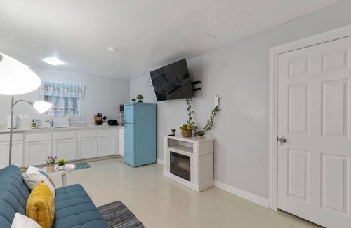 Chinatown House | 3 miles to the strip 1 BR 1 bath with private entry/yard In-Law house. Peaceful