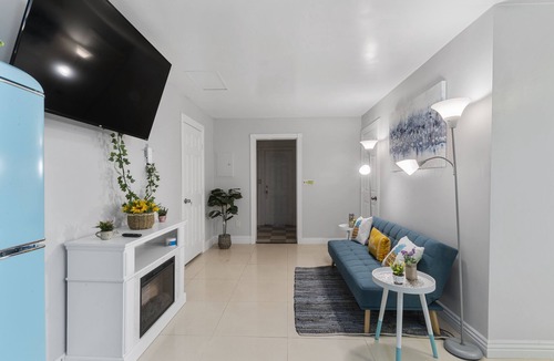 Chinatown House | 3 miles to the strip 1 BR 1 bath with private entry/yard In-Law house. Peaceful