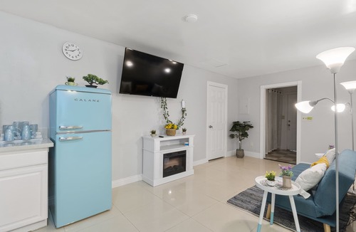 Chinatown House | 3 miles to the strip 1 BR 1 bath with private entry/yard In-Law house. Peaceful