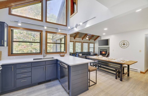 Jim Thorpe Cabin | 3 Suites · 4 Baths · Walk to the Best View in JT!