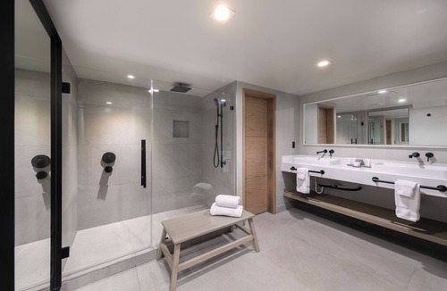 Village of La Jolla Hotel | 3 x Shores VIP Corner Penthouse at Accommodation at La Jolla Cove Hotel