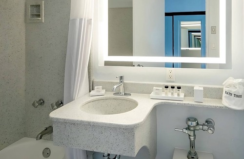 Village of La Jolla Hotel | 3 x Shores VIP Corner Penthouse at Accommodation at La Jolla Cove Hotel