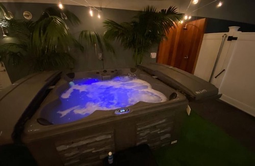 Ocean Beach Apartment | 30’ From Sand- Studio Full Bath/Kitchen/In-Unit Laundry & Garage