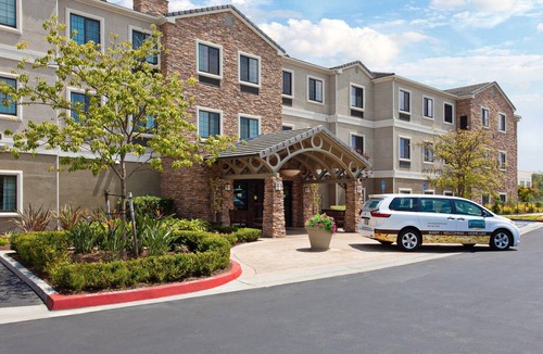Lake Forest Apartment | 30 Min to Disney! Outdoor Pool & Hot Tub. Free Breakfast.