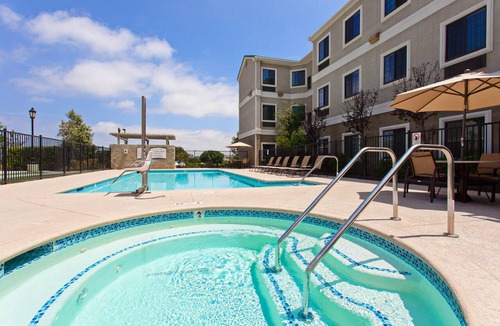 Lake Forest Apartment | 30 Min to Disney! Outdoor Pool & Hot Tub. Free Breakfast.