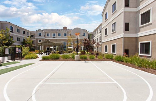 Lake Forest Apartment | 30 Min to Disney! Outdoor Pool & Hot Tub. Free Breakfast.