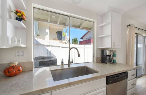 Santa Ana Apartment | 3Bd/2Bth Close To Shopping | Freeway | Theme Parks