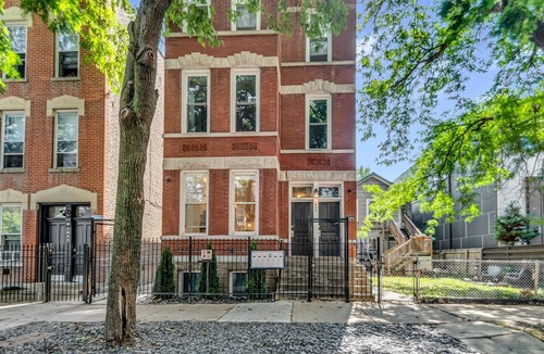West Town Condo | 3BD West Town Gem: Explore the Windy City in Style