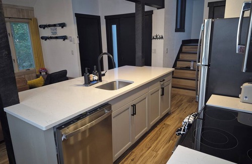 White Haven House | 3BR/2BA Ski In-Ski Out Trailside Retreat w/Hot Tub