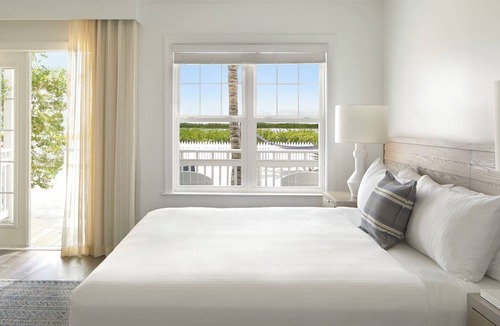 Key West Hotel | 3BR Villas for Your Beach Getaway with Shuttle Service, Onsite Parking, Pools!